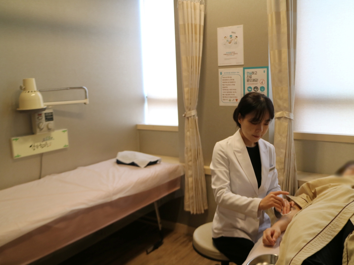 생기한의원 분당점 주지언 대표원장은 건선의 범위와 악화 시기를 함께 기록하며 치료를 이어 갑니다.