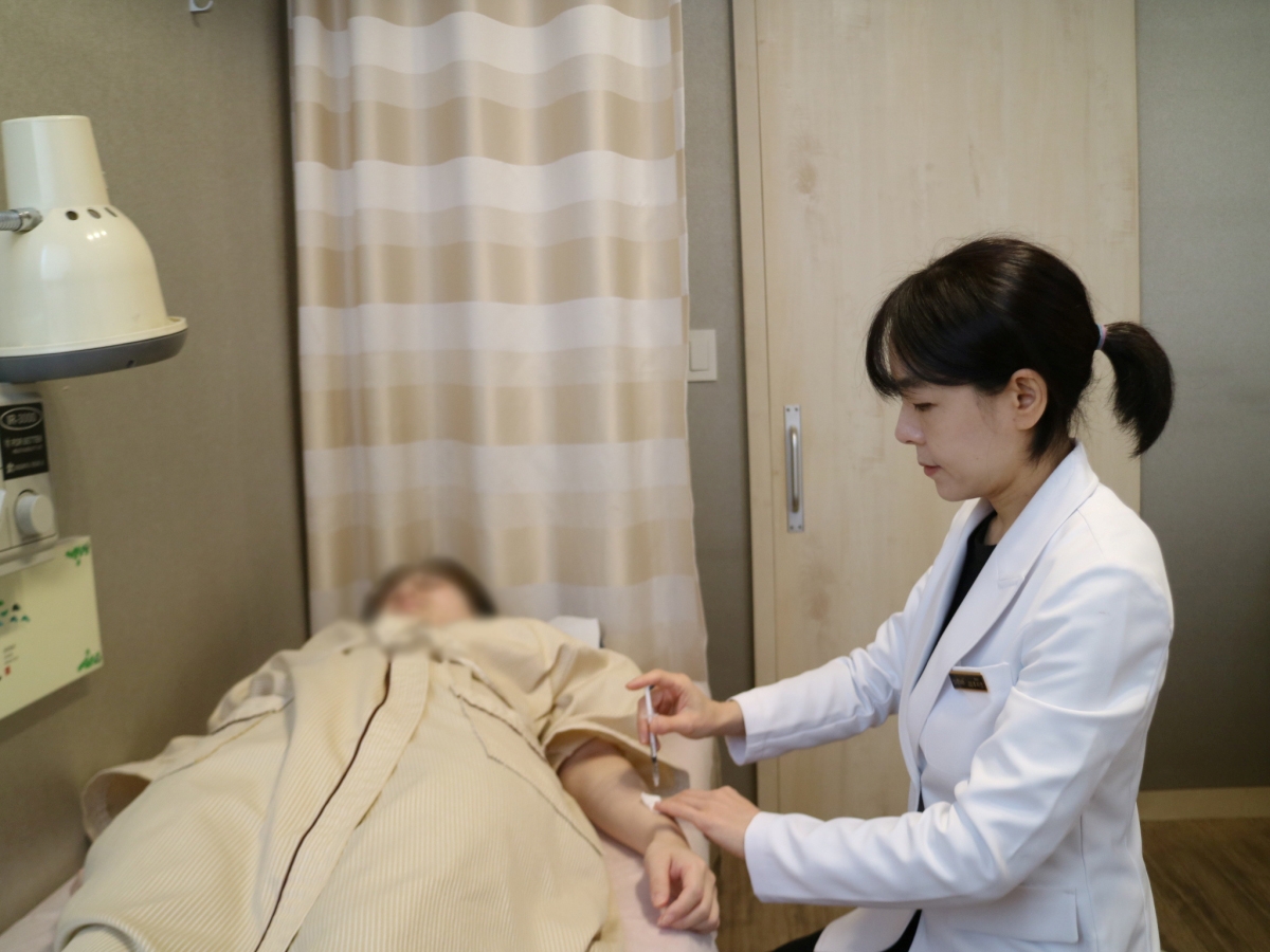 주지언 대표원장은 홍조가 올라오는 상황과 몸의 열 흐름을 함께 살펴 치료 방향을 정합니다.